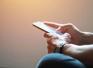 Mulher perde acesso ao celular após cair em golpe de falso prêmio em Ivaté
