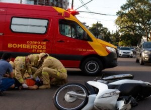 Motociclista sofre suspeita de fratura na costela após colisão no centro de Umuarama
