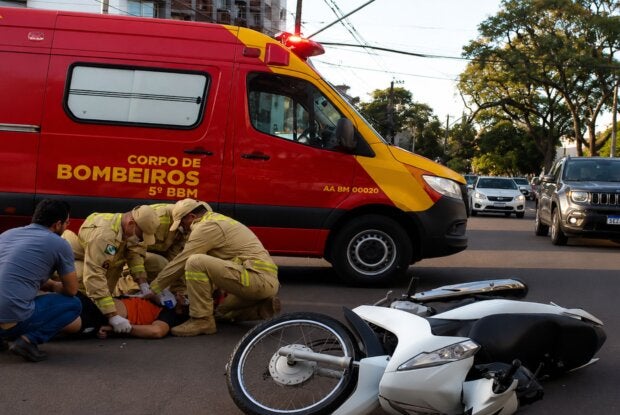 Motociclista sofre suspeita de fratura na costela após colisão no centro de Umuarama
