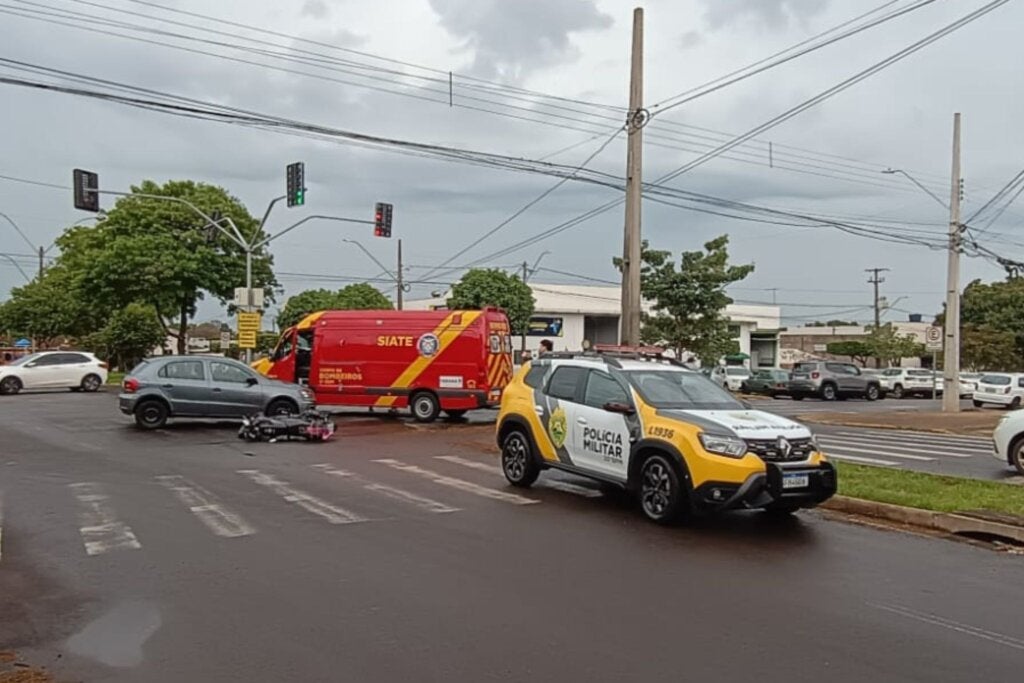 Idoso fica ferido após colisão entre carro e motocicleta no centro de Umuarama