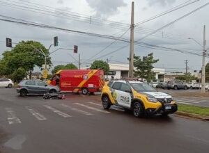 Idoso fica ferido após colisão entre carro e motocicleta no centro de Umuarama