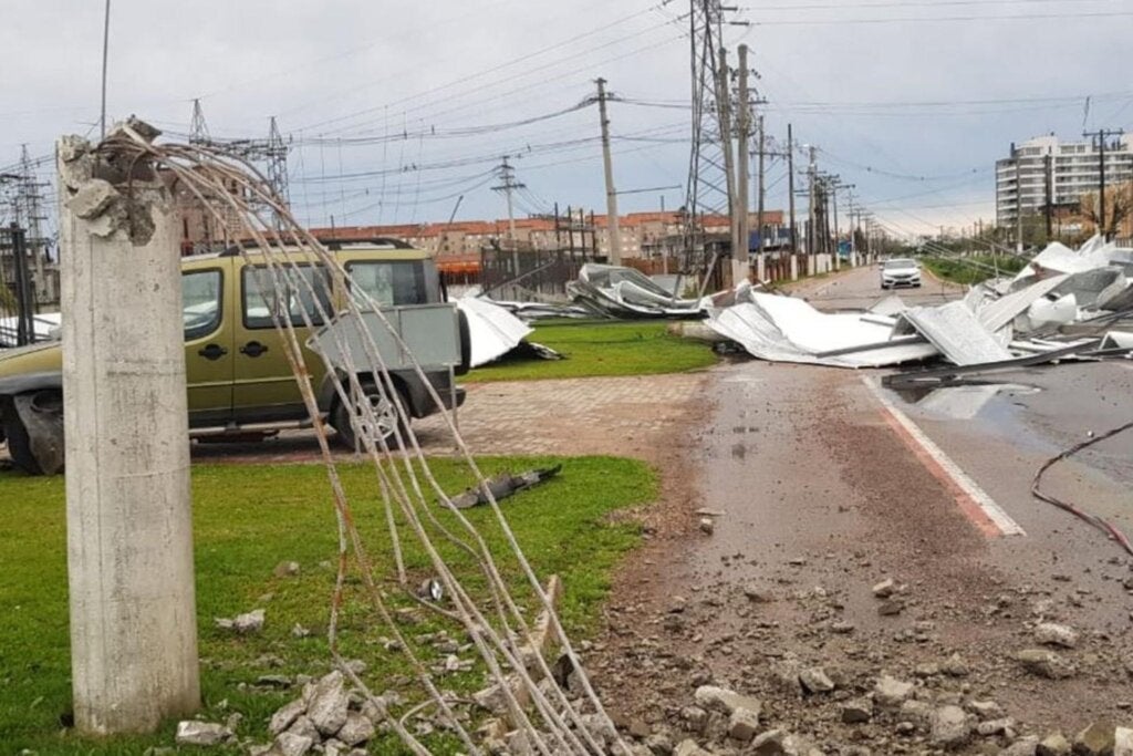 Temporal deixa quase 300 mil imóveis sem energia e provoca destruição no Rio Grande do Sul