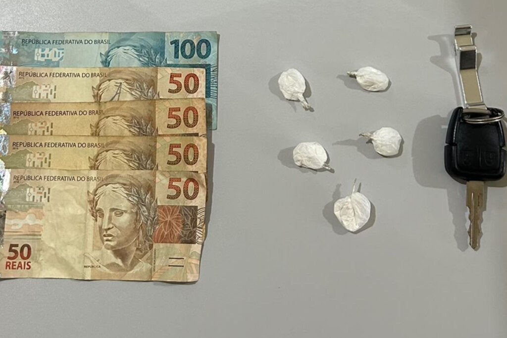 Cães farejadores encontram maconha e PM apreende moto adulterada em Perobal