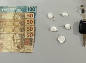 Cães farejadores encontram maconha e PM apreende moto adulterada em Perobal