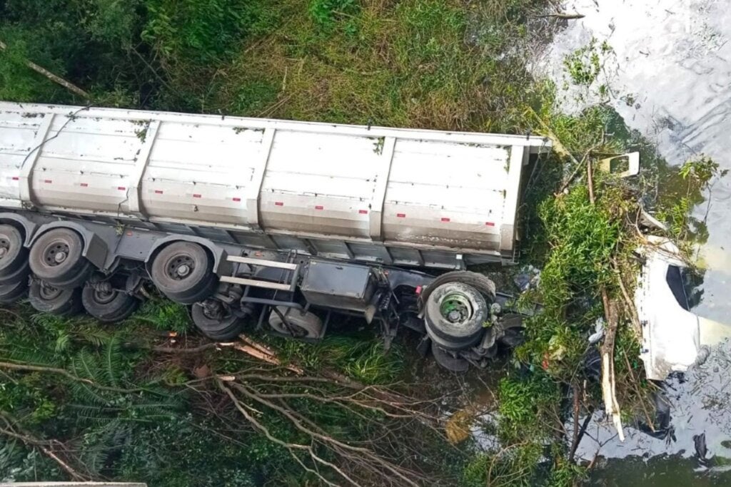 Bombeiros encontram corpo de motorista que desapareceu após caminhão cair em represa