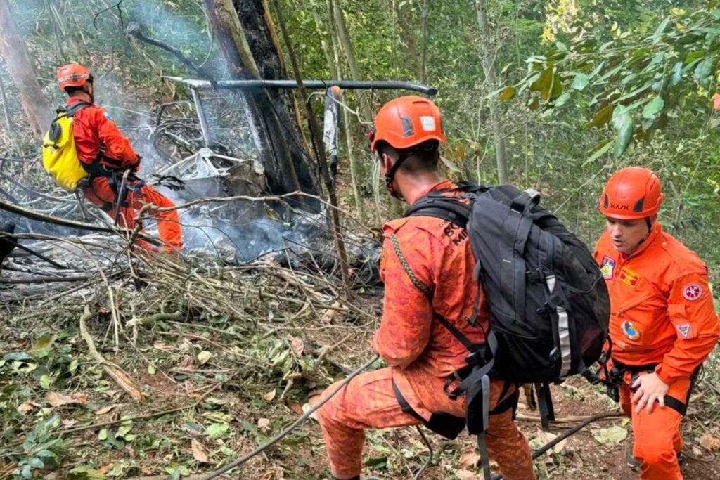 Queda de helicóptero deixa quatro mortos em área de mata no Rio de Janeiro