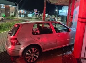 Jovem sem CNH perde controle de carro e atinge vitrine de loja no centro de Pérola