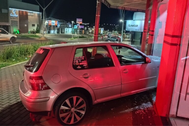 Jovem sem CNH perde controle de carro e atinge vitrine de loja no centro de Pérola