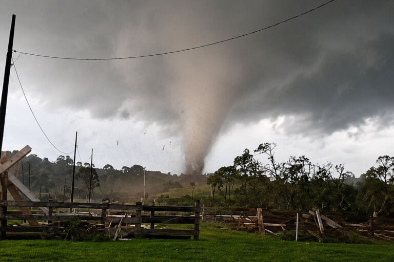 Tornado deixa 20 casas danificadas e desaloja moradores em Piraí do Sul