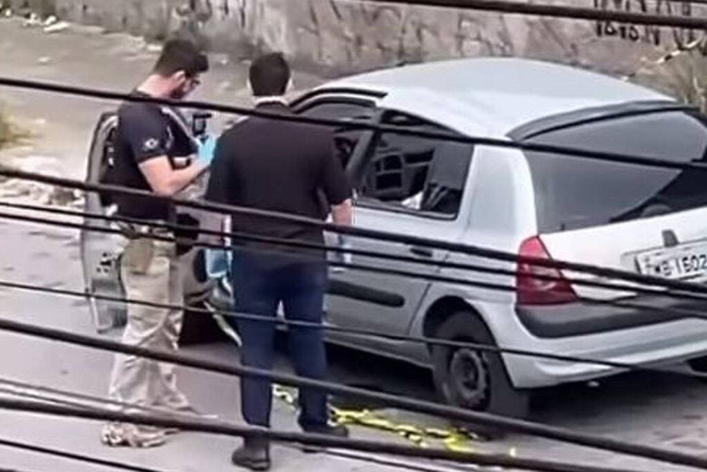Pai é preso após duas filhas, de 3 e 5 anos, serem encontradas mortas em carro