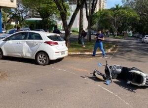 Colisão entre scooter elétrica e HB20 deixa adolescente ferida em Umuarama
