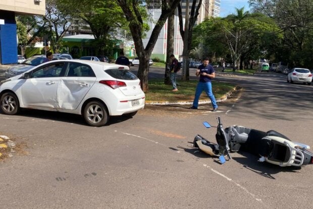 Colisão entre scooter elétrica e HB20 deixa adolescente ferida em Umuarama