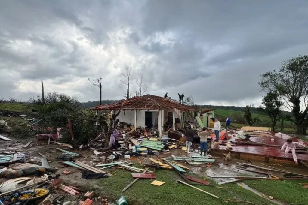 Tornado com ventos acima de 200 km/h afetou 500 pessoas e deixou 20 desalojadas em Piraí do Sul