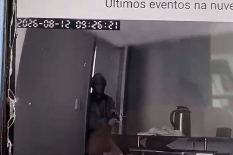 Vídeo mostra suspeita entrando em apartamento durante furto de joias em Umuarama