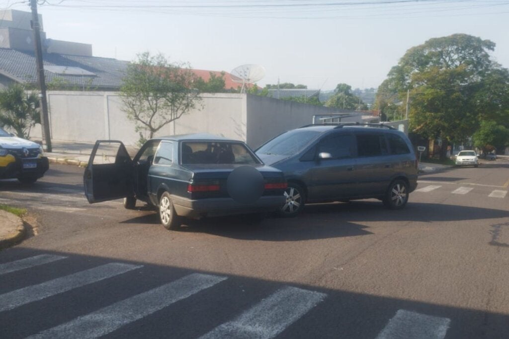 Motorista é socorrida pelo Siate após colisão entre dois carros em Umuarama