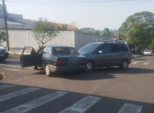 Motorista é socorrida pelo Siate após colisão entre dois carros em Umuarama