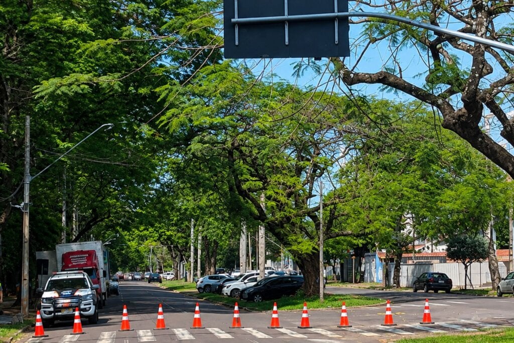 Obras de drenagem bloqueiam trecho da avenida Parigot de Souza em Umuarama