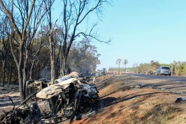 Acidente entre carretas e carros deixa quatro mortos e cinco feridos no MS; vídeo