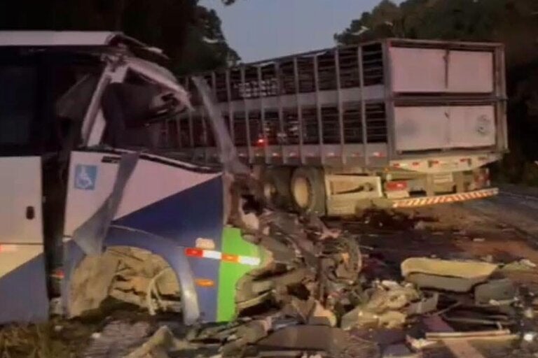 Corpos das 23 vítimas de acidente na rodovia BR-373 são retirados da pista