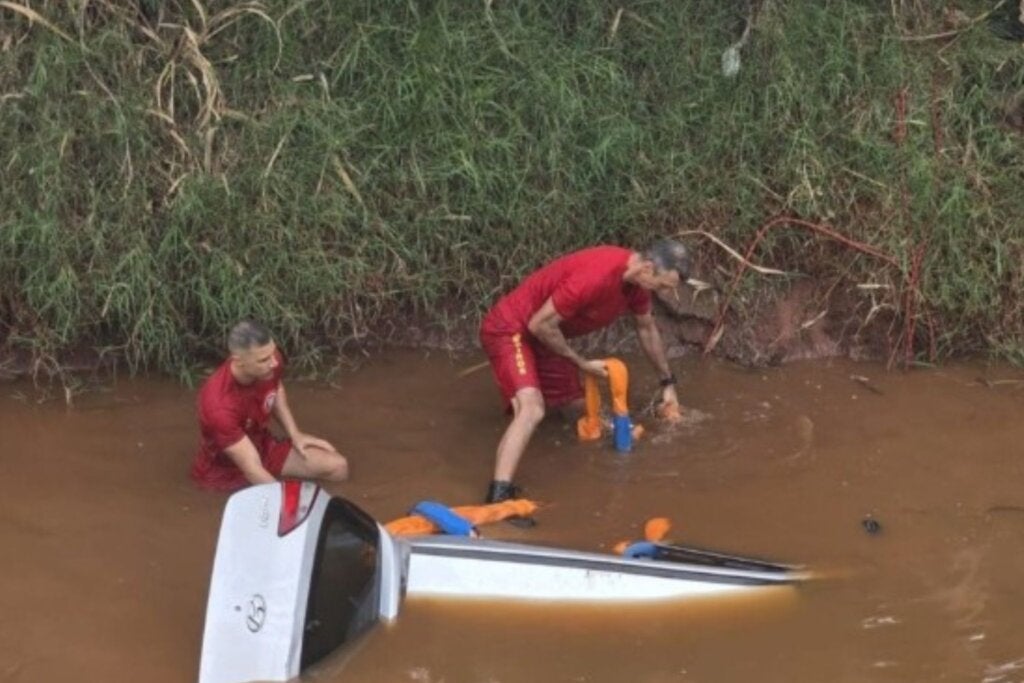 Carro capota, cai em valeta e deixa três mulheres mortas na BR-376, no Paraná
