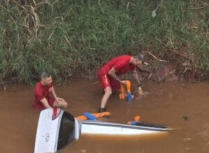 Carro capota, cai em valeta e deixa três mulheres mortas na BR-376, no Paraná