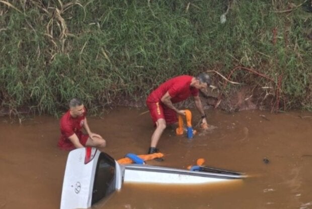 Carro capota, cai em valeta e deixa três mulheres mortas na BR-376, no Paraná