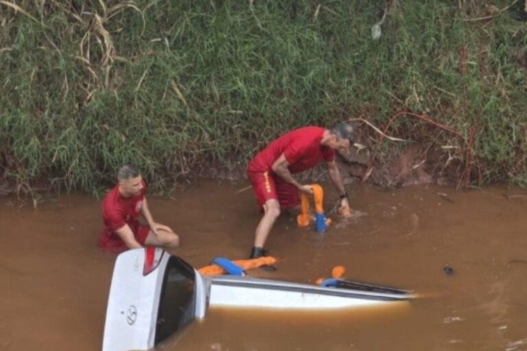 Carro capota, cai em valeta e deixa três mulheres mortas na BR-376, no Paraná