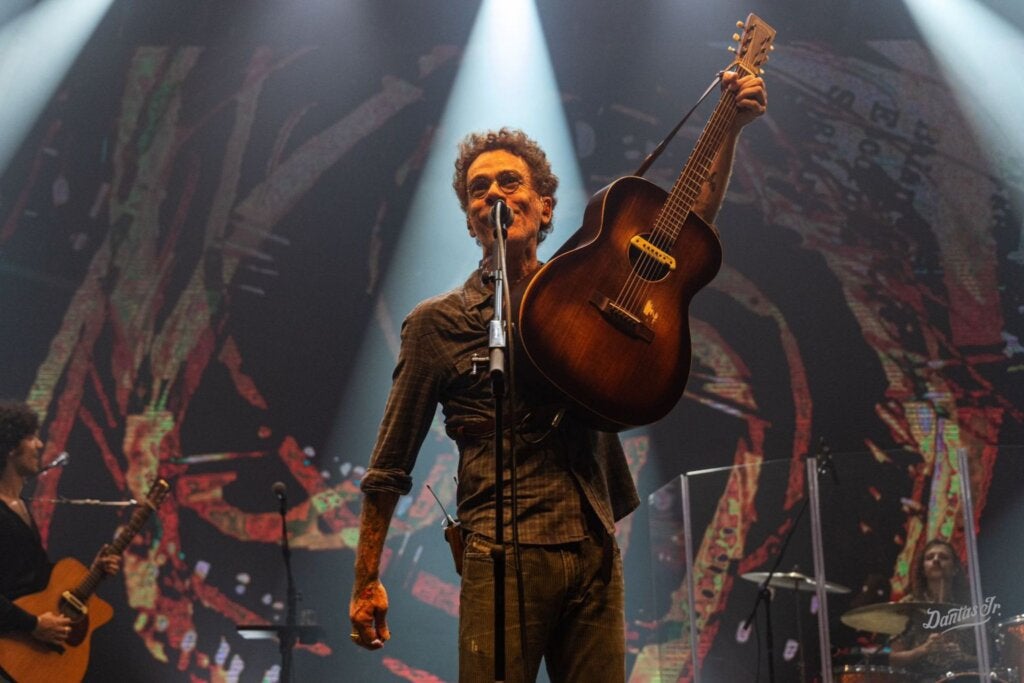 Nando Reis apresenta show “Voz e Violão” em Umuarama com participação de Sebastião Reis