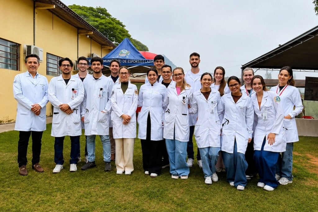 Estudantes de Medicina da Unipar participam de ação pelo Dia da População em Situação de Rua