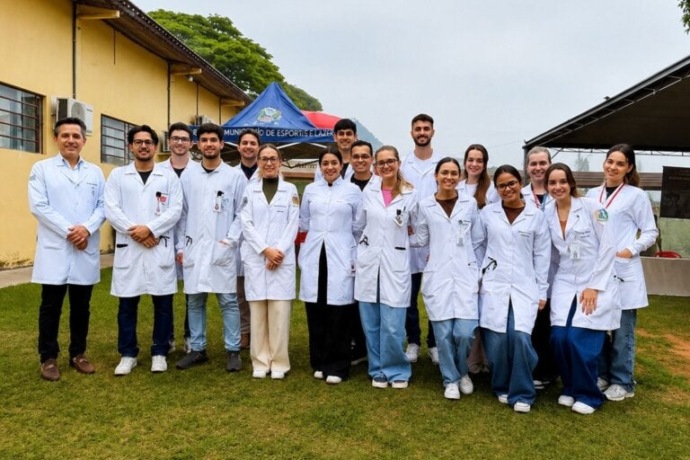 Estudantes de Medicina da Unipar participam de ação pelo Dia da População em Situação de Rua