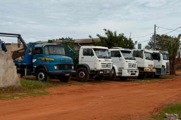 Empresas de caçambas têm atividades embargadas e protestam em Umuarama