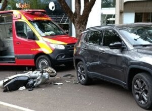 Colisão traseira entre Jeep Compass e Honda Biz deixa jovem ferido em Umuarama