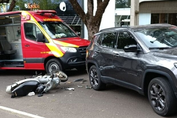 Colisão traseira entre Jeep Compass e Honda Biz deixa jovem ferido em Umuarama