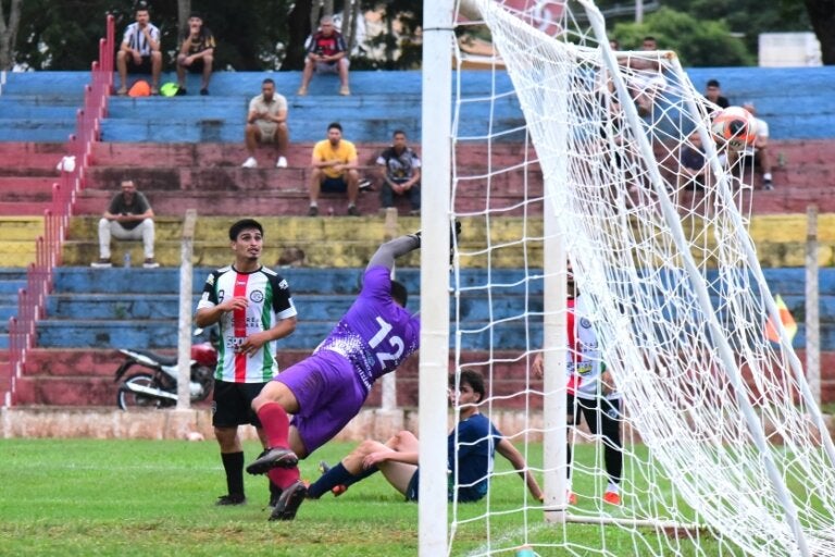 Gol do Afau contra o Fênix.
