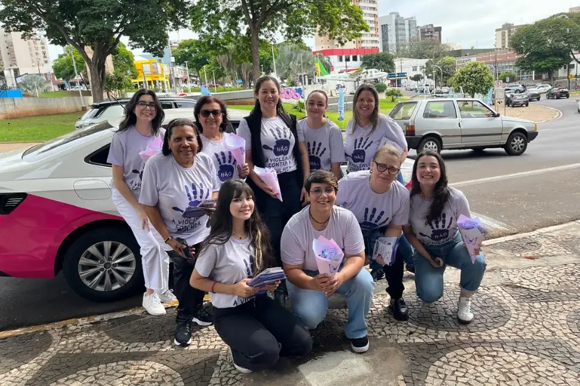 Agosto Lilás leva orientação sobre violência contra a mulher ao comércio de Umuarama
