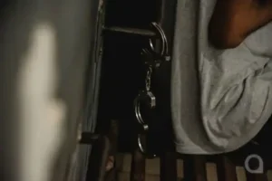 Algema próximo a homem preso na Delegacia de Umuarama.