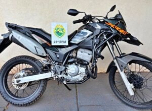 Motociclista sem CNH tenta fugir da PM de Alto Piquiri e acaba colidindo em poste