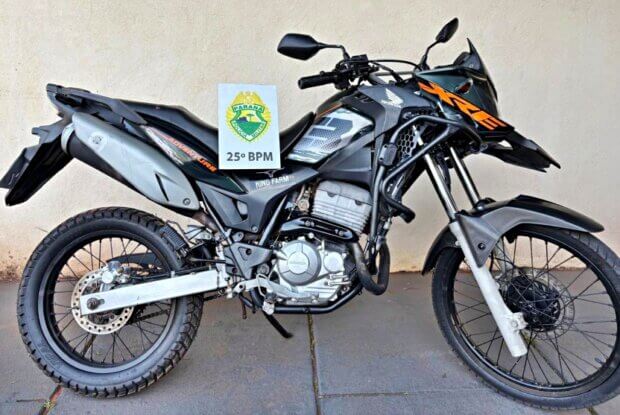 Motociclista sem CNH tenta fugir da PM de Alto Piquiri e acaba colidindo em poste
