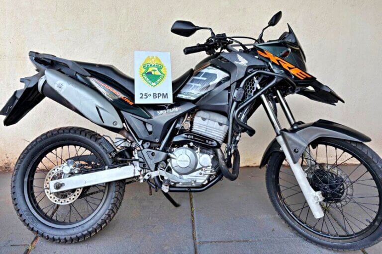 Motociclista sem CNH tenta fugir da PM de Alto Piquiri e acaba colidindo em poste