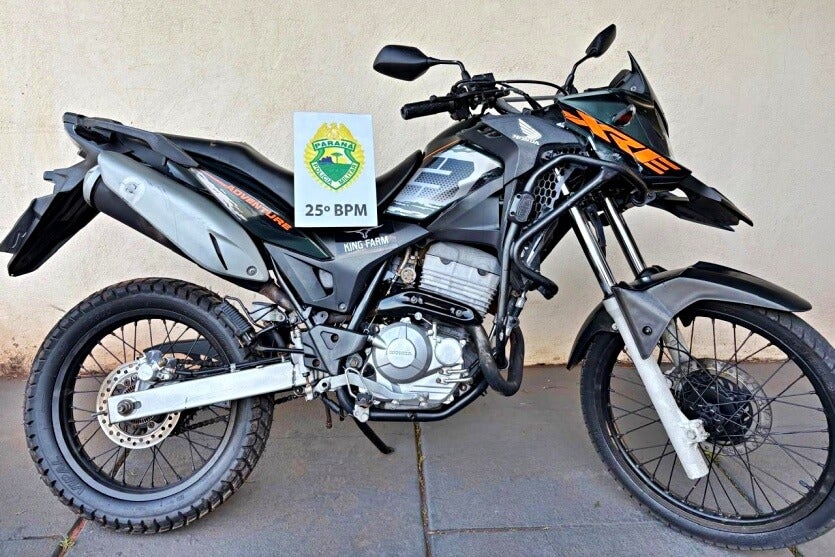 Motociclista sem CNH tenta fugir da PM de Alto Piquiri e acaba colidindo em poste