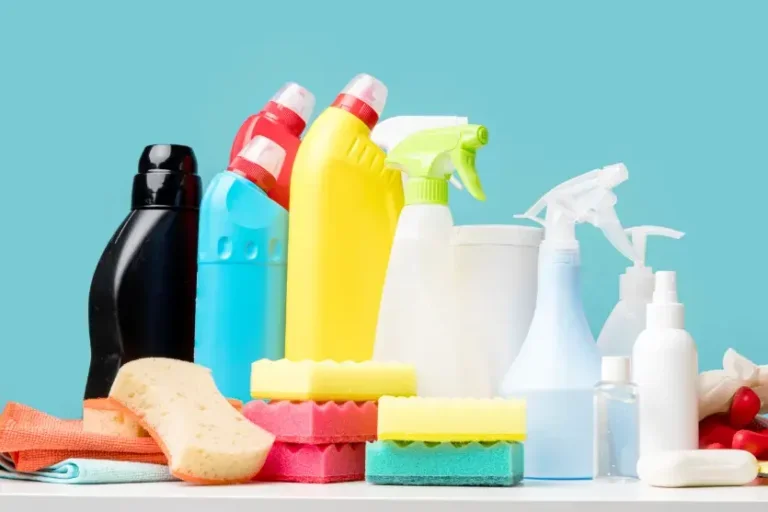 Anvisa proíbe fabricação e venda de 12 produtos de limpeza; confira