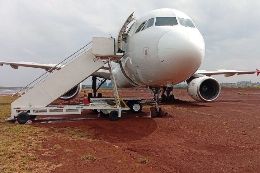 Avião da Latam sai da pista durante pouso com chuva e nevoeiro em Cascavel; vídeo