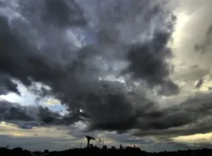 Céu de Umuarama em um dia nublado e chuvoso.