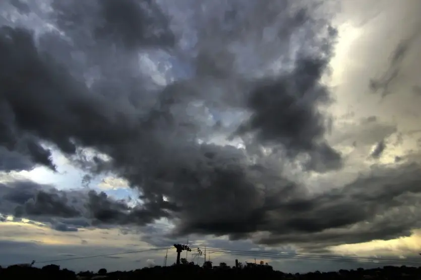 Céu de Umuarama em um dia nublado e chuvoso.