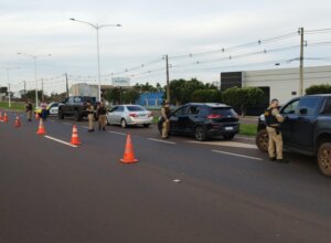 Blitze da PM fiscalizam 40 veículos em pontos estratégicos de Umuarama