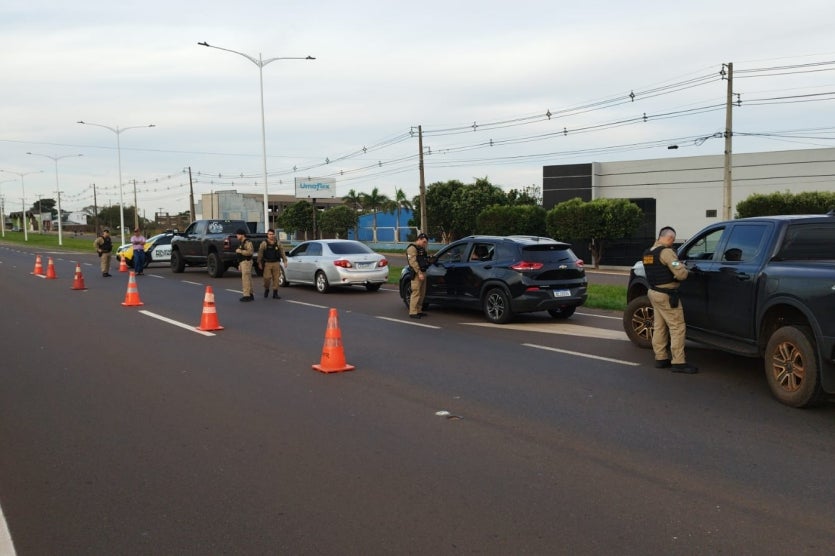 Blitze da PM fiscalizam 40 veículos em pontos estratégicos de Umuarama