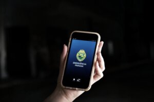 Celular com a tela do aplicativo 190, da Polícia Militar do Paraná.