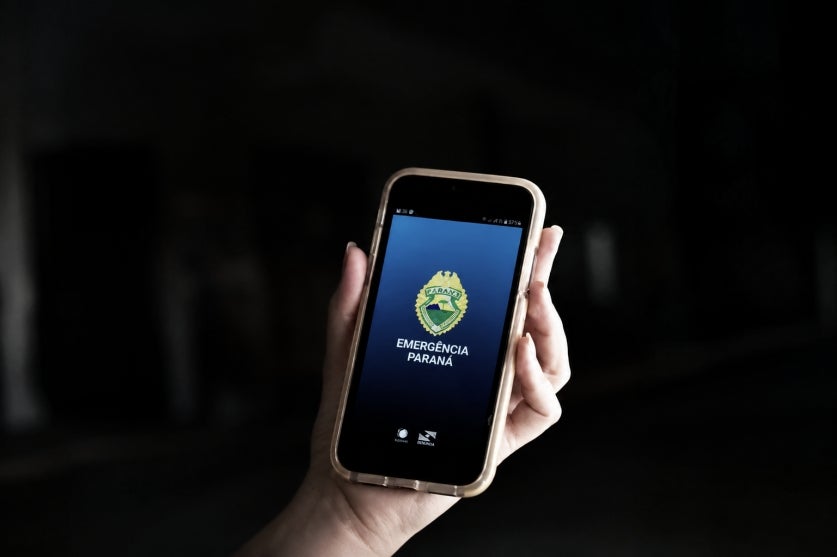 Celular com a tela do aplicativo 190, da Polícia Militar do Paraná.