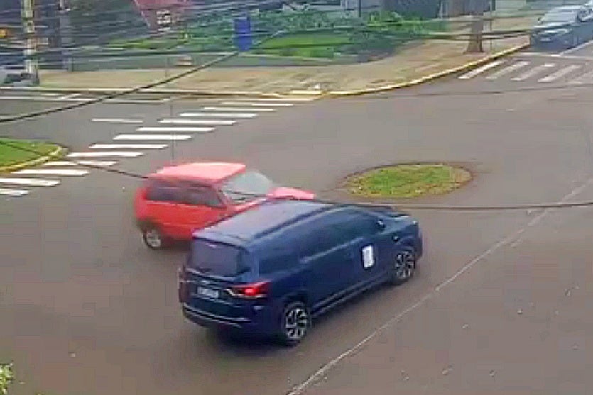 Câmera registra colisão entre dois carros em Umuarama; um era ocupado por freiras
