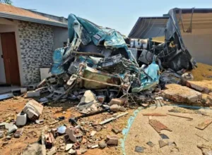 Caminhão fica destruído após grave colisão com van na rodovia PR-317